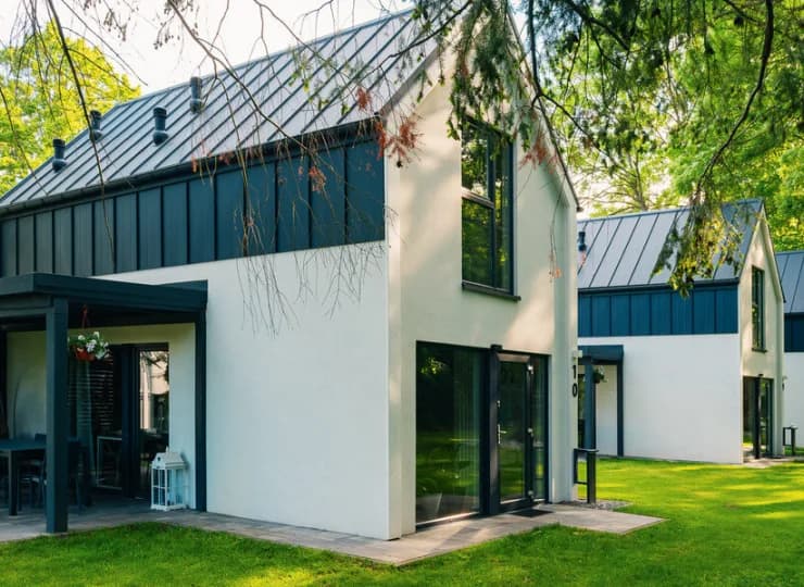 Villa Hoff oferuje pokoje w głównym budynku oraz nowoczesne domki z tarasami