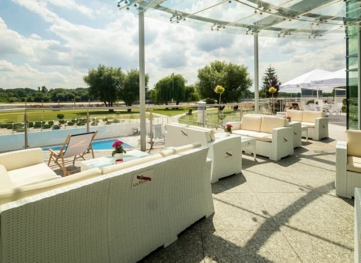 Fotele w zewnętrznej części hotelu pozwalają na przyjemne spędzenie czasu