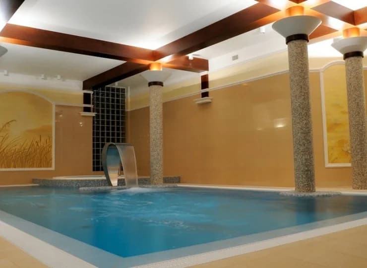 Basen jest wyposażony w hydromasaż
