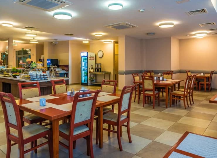 W hotelu znajduje się restauracja bufetowa