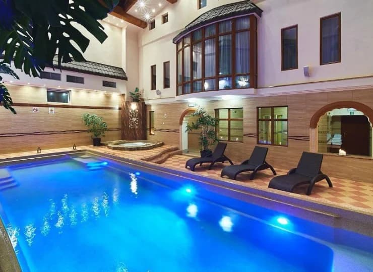 W hotelu znajduje się strefa wellness z dużym krytym basenem