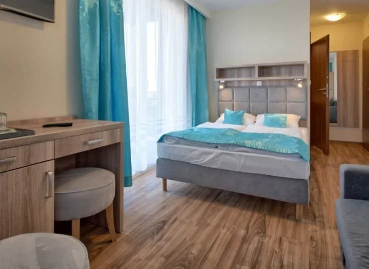 Kolorystyka jest utrzymana w stonowanych barwach z kolorowymi akcentami