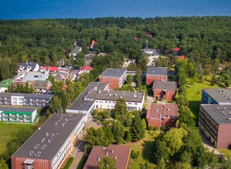 Ośrodek oferuje noclegi w Dźwirzynie zaledwie 450 m od plaży