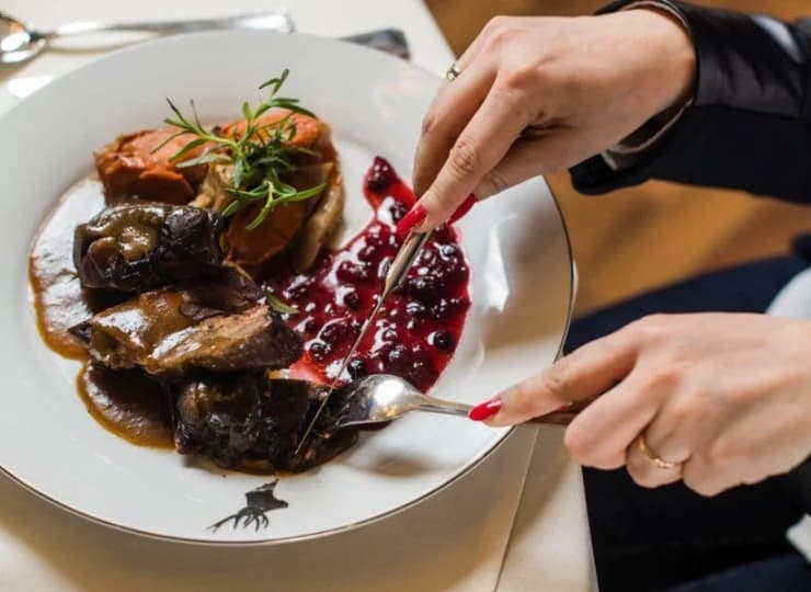 W hotelowej restauracji są podawane dania kuchni tradycyjnej