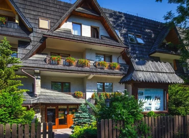 Klasyczna, regionalna architektura doskonale wpisuje się w zakopiański styl