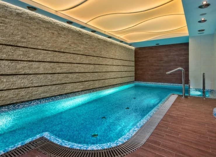 W hotelu można skorzystać z basenu z atrakcjami wodnymi