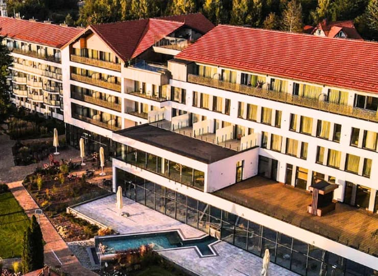 Kompleks hotelowy leży pośród lasów Puszczy Piskiej nad jeziorem Bełdany
