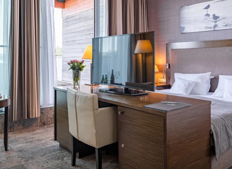 W wyposażeniu: klimatyzacja, TV, telefon, Wi-Fi, sejf, minibar, czajnik