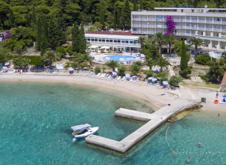 Hotel znajduje się bezpośrednio przy krystalicznie czystej plaży
