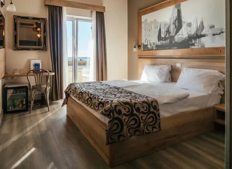 W każdym pokoju działa wifi, jest TV, sejf i minibar