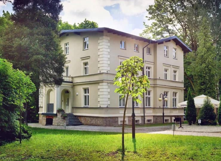 Willa Mała Pieniawa mieści się w Parku Zdrojowym w Polanicy-Zdroju