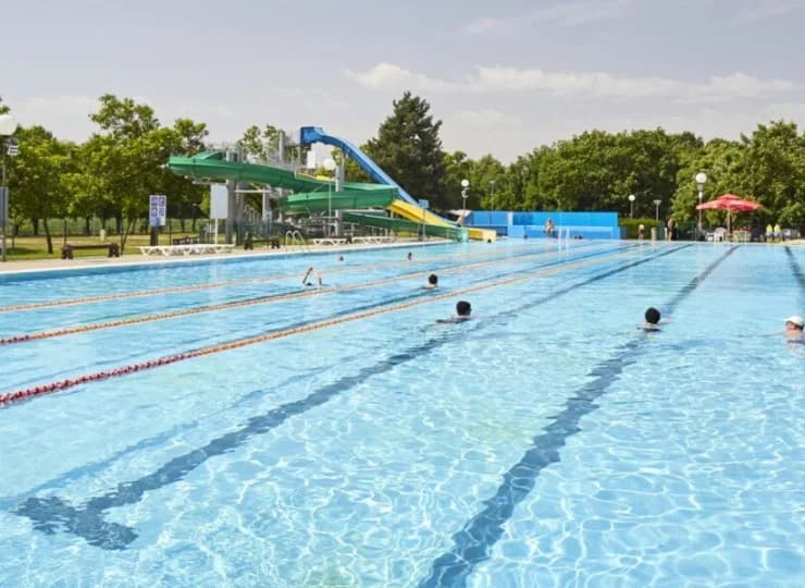 Zewnętrzny basen ma wymiary olimpijskie