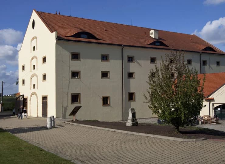 Komfortowe pokoje mieszczą się w zabudowaniach posiadłości
