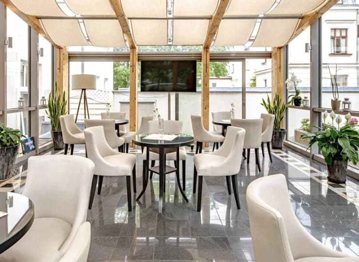 W hotelu mieści się klimatyczna kawiarnia Veranda Cafe