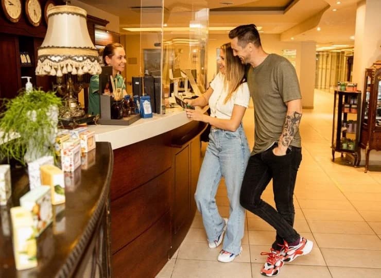 Hotelowa recepcja jest czynna całą dobę