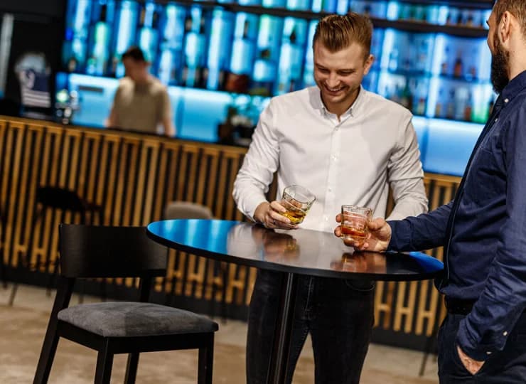 Otwarto nowoczesny i stylowy drink bar