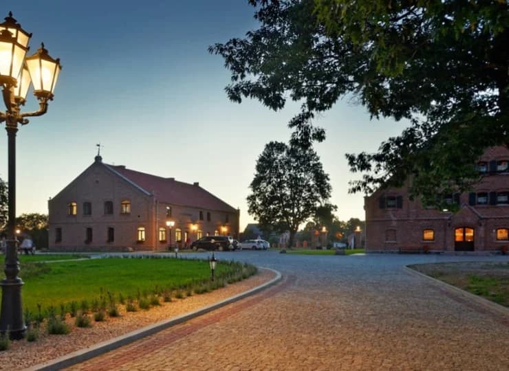 Na każdym kroku spotyka się stylowe lampy, brukowane alejki i wygodne ławki