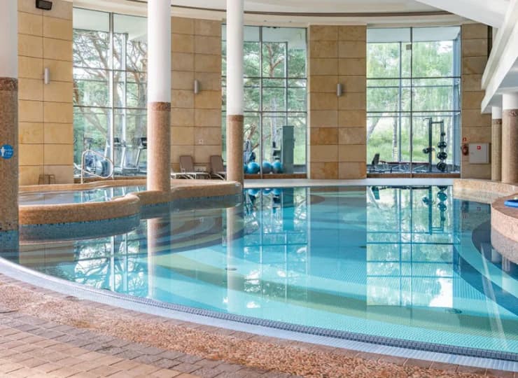 Hotel posiada basen pływacko-rekreacyjny z atrakcjami wodnymi i strefą zabaw