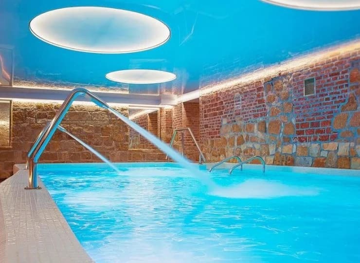 Pałac Brunów to obiekt z basenem na Dolnym Śląsku