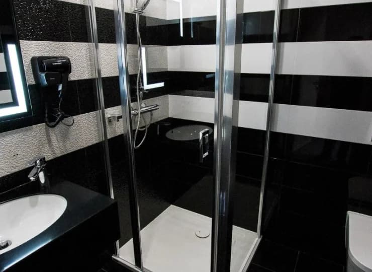W łazienkach przygotowano suszarkę do włosów, ręczniki i mini zestaw kosmetyków