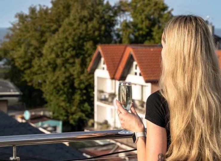 Obiekt oferuje pokoje w nowoczesnym budynku zaledwie 100 m od morza