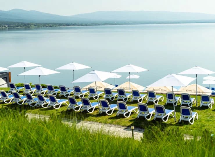 Hotel znajduje się wprost nad jeziorem