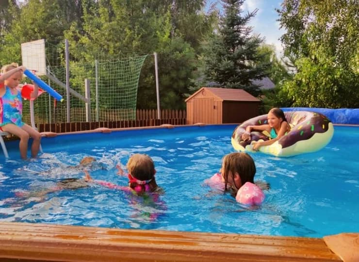 Basen zewnętrzny daje sporo frajdy w ciepłe dni