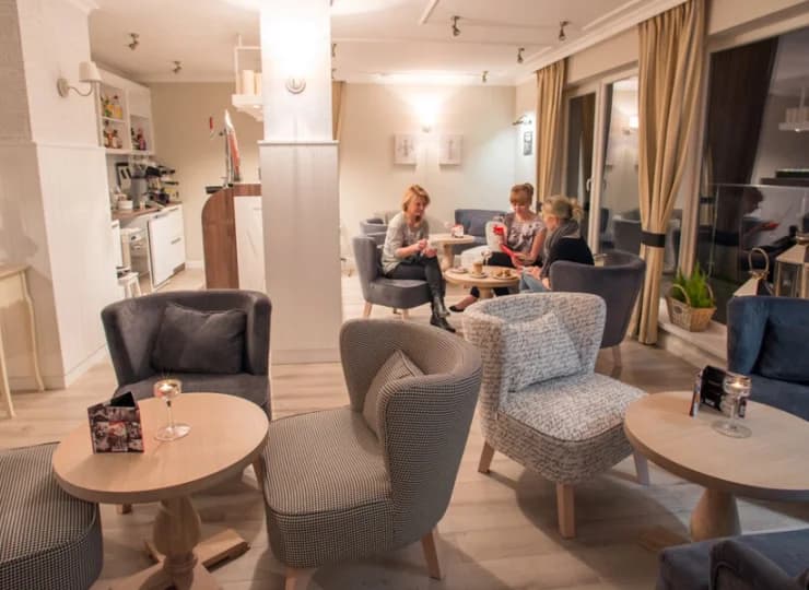 Hotelowa kawiarenka z widokiem na morze uzupełnia ofertę gastronomiczną