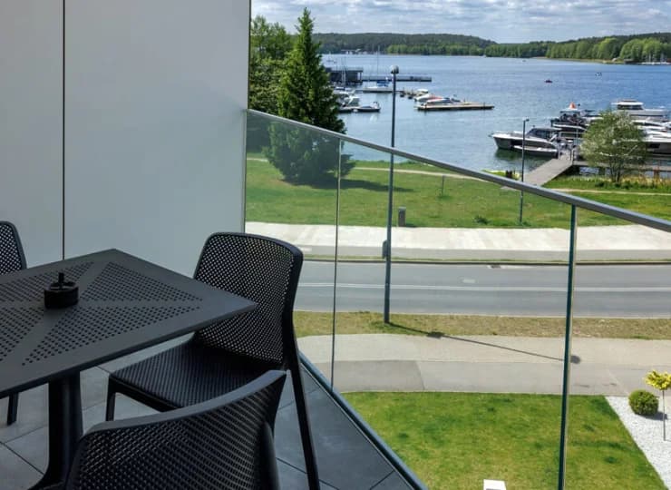 Balkon apartamentu superior ma widok na jezioro