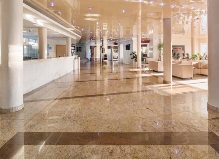 Całodobowa recepcja czeka na swych gości