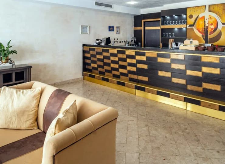 Lobby bar oferuje napoje i przekąski w ciągu dnia