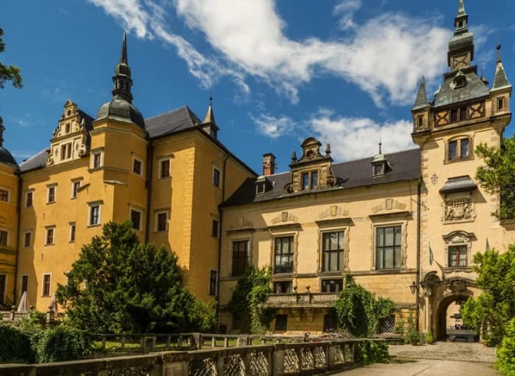Jest to jeden z największych w Polsce zamków, w którym można nocować