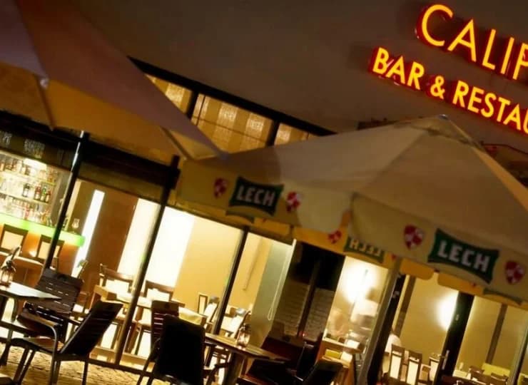 W sezonie można skorzystać z restauracyjnych stolików na zewnątrz