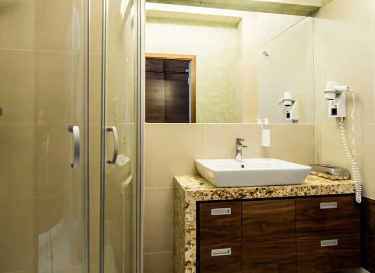 Wyposażone są w kabinę prysznicową, a w pokojach premium w kosmetyki hotelowe