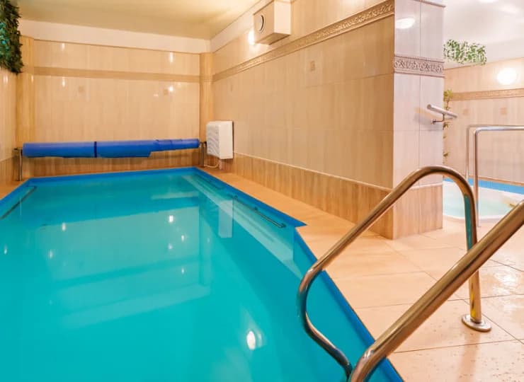 Strefa basenowa pozwala na relaks w basenie i jacuzzi