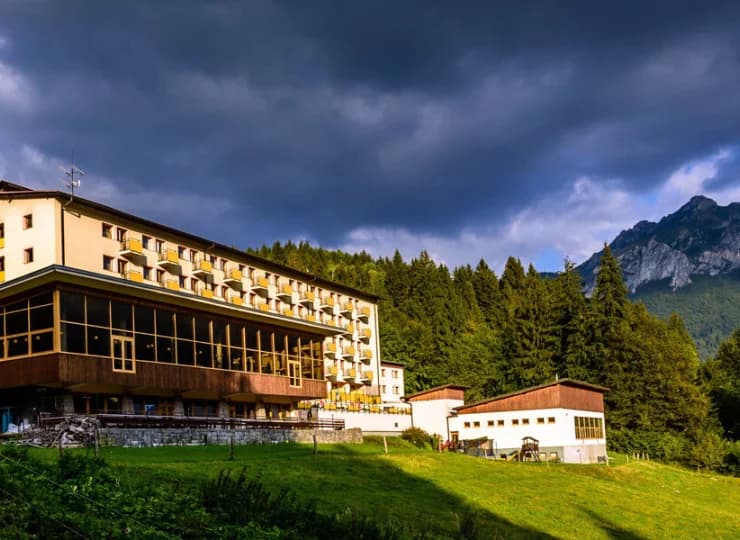 Sprzed hotelu wspaniale prezentuje się Wielki Rozsutec i reszta Małej Fatry