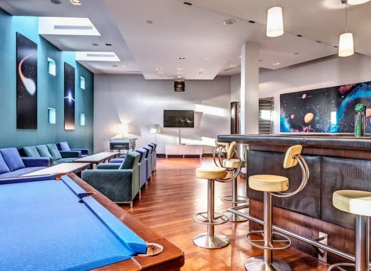 W hotelu jest bar i sala gier z bilardem