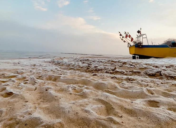 Atrakcją Niechorza przez cały rok są kutry na plaży