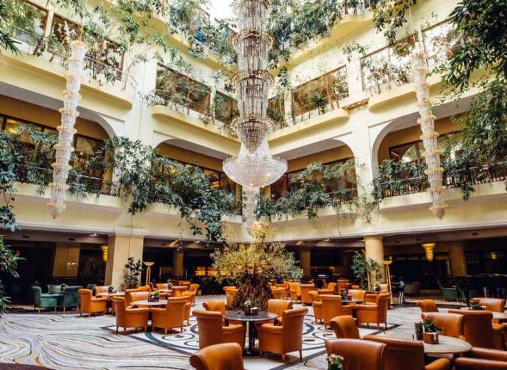 Hotel ma przestronne atrium