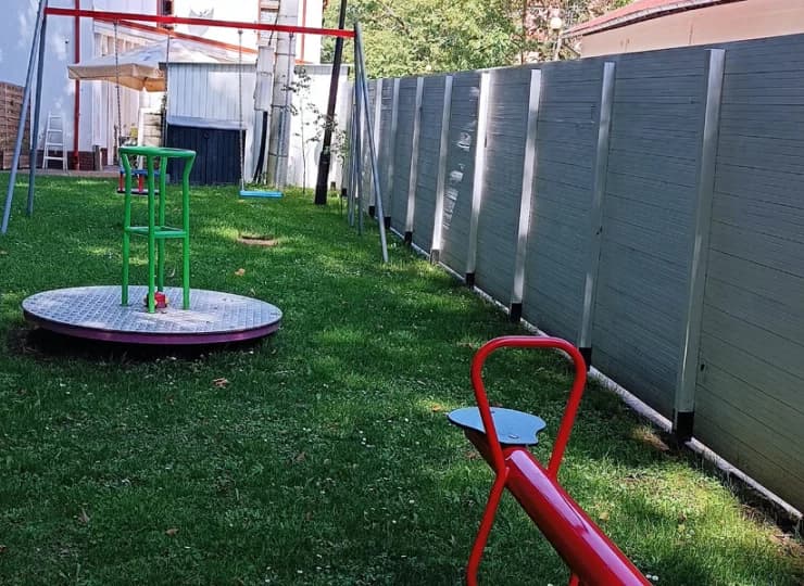 W ogrodzie mieści się plac zabaw dla dzieci