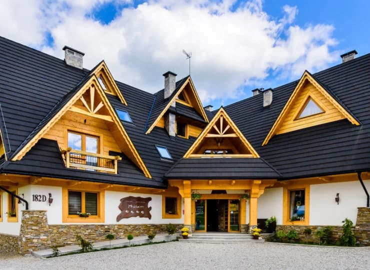Dworek nawiązuje do podhalańskiej stylistyki