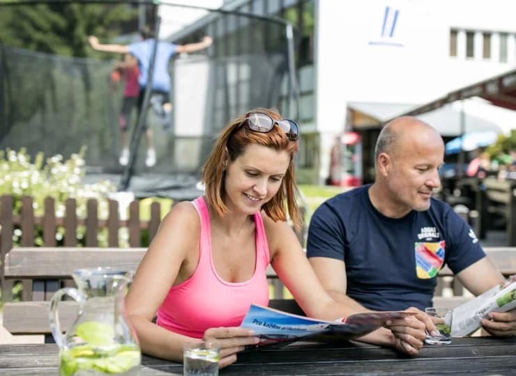 Przy sprzyjającej pogodzie jest otwierany taras letni