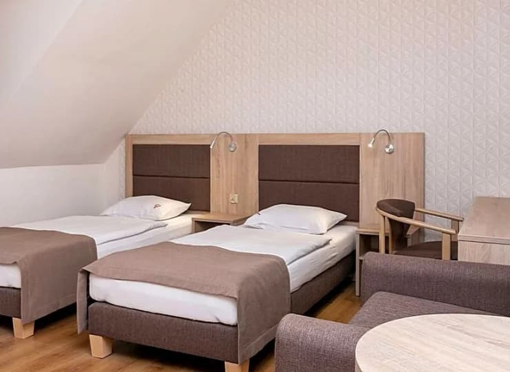 Pokój trzyosobowy ma dodatkowo rozkładaną sofę