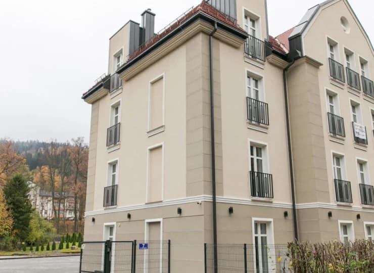 VacationClub Duszniki-Zdrój mieści się nieopodal ośrodka narciarskiego Zieleniec