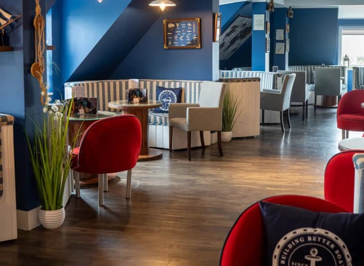 W hotelu znajduje się sala restauracyjna, kawiarnia i bar