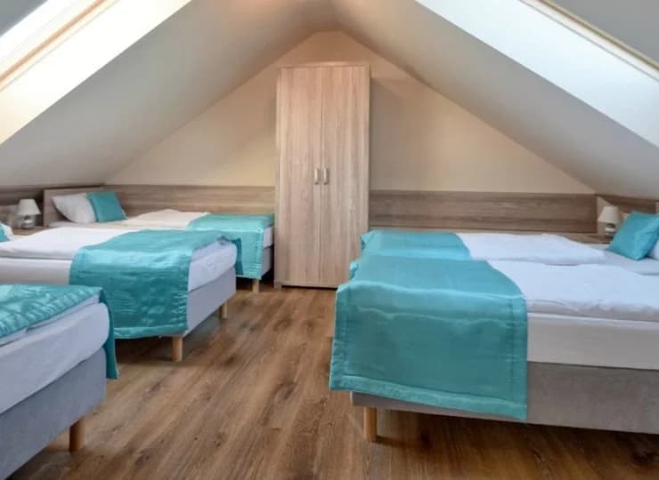 Dostępne są pokoje 2, 3 i 4-osobowe oraz pięcioosobowy apartament