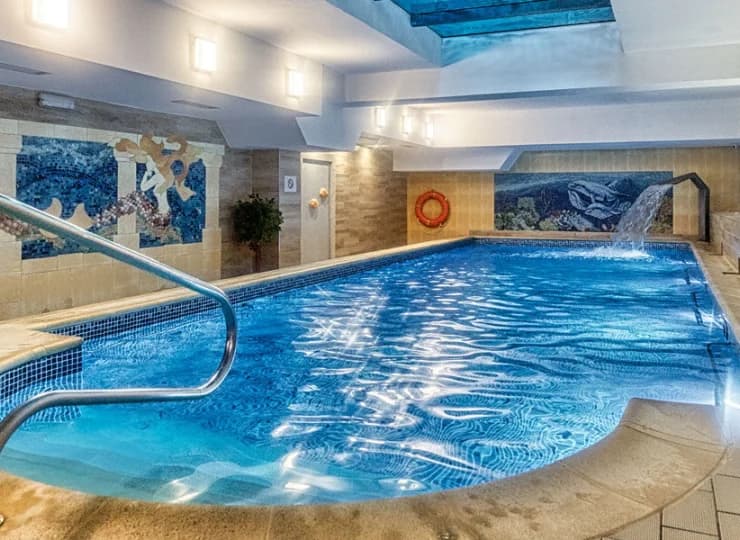 W St. Lukas Medical & SPA urządzono strefę wellness z basenem, jacuzzi i saunami