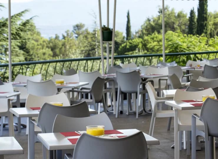 Bufetowa restauracja ma ok. 150 miejsc na tarasie