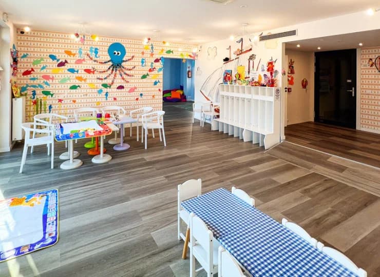 Kids Play w budynku A królestwo młodszych dzieciaków
