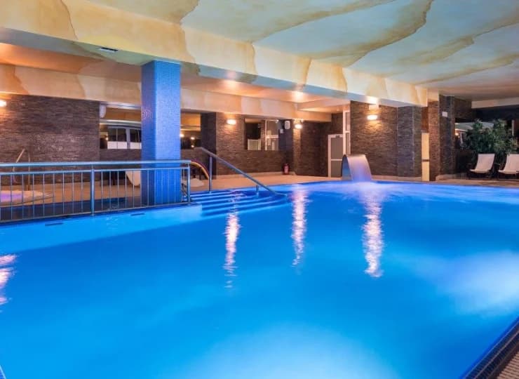 Hotelowa strefa wellness oferuje basen kryty z przeciwprądami